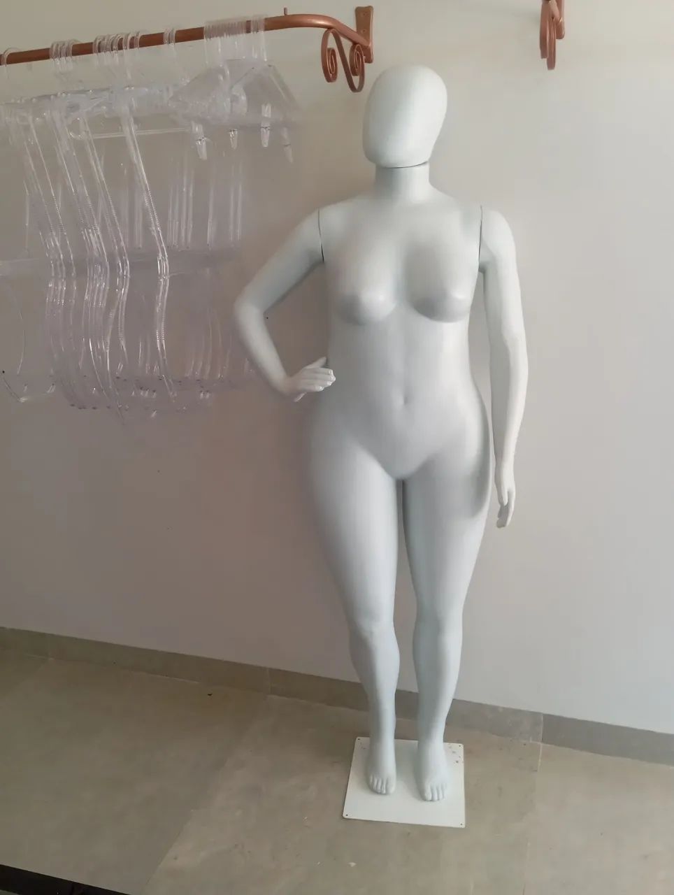 Manequim plus size cabeça de ovo plástico 3 braços  - Foto 2