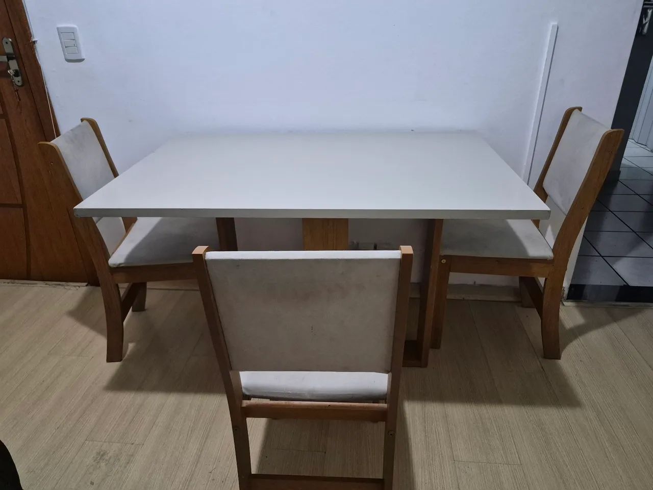   Mesa com 3 Cadeiras