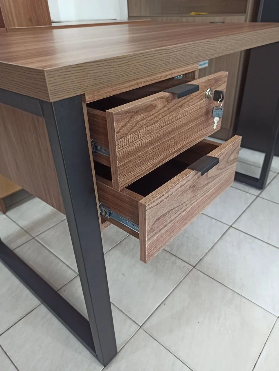 Mesa de 1.20m com 2 gavetas  - Foto 4
