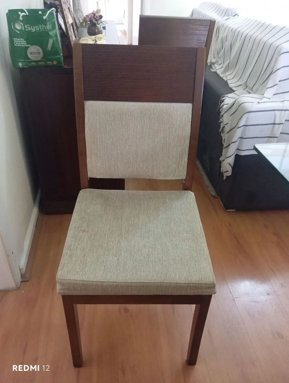 Uma mesa  com 4 cadeiras - Foto 5