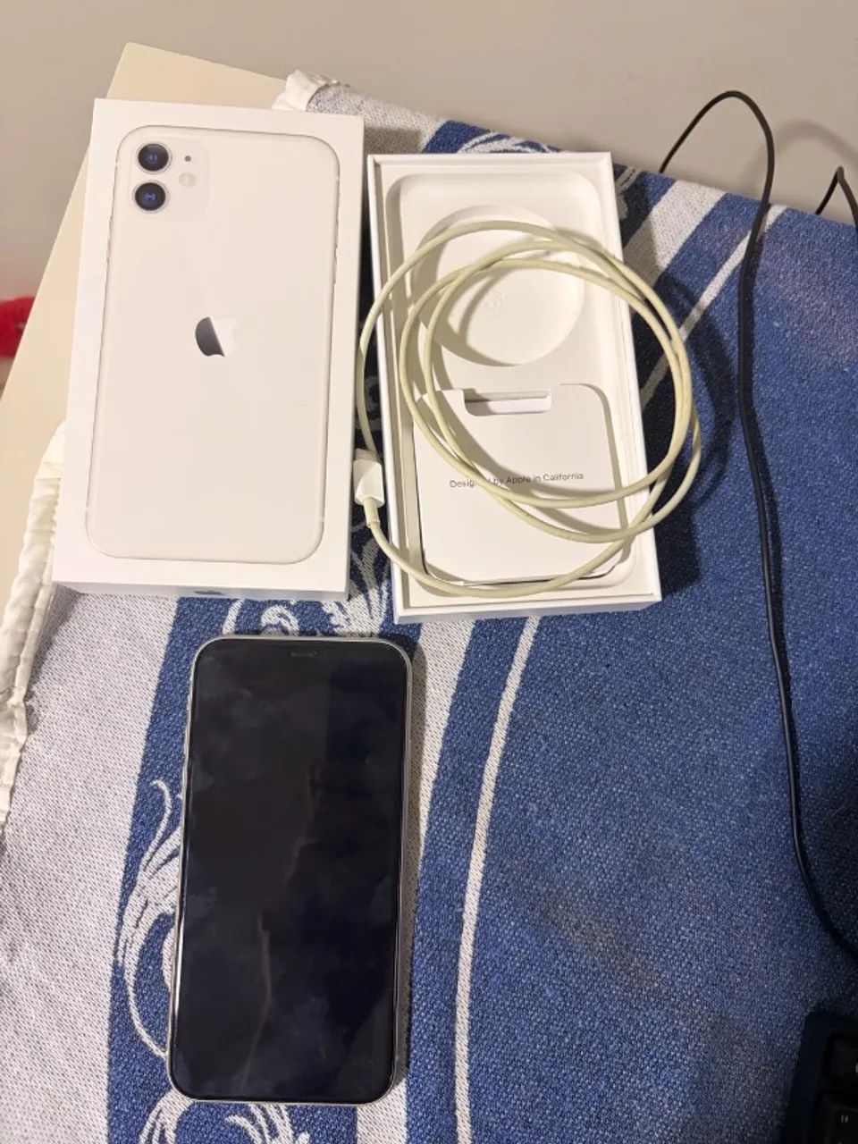 iPhone 11 branco, nunca foi aberto e com cabo USB original - Foto 4