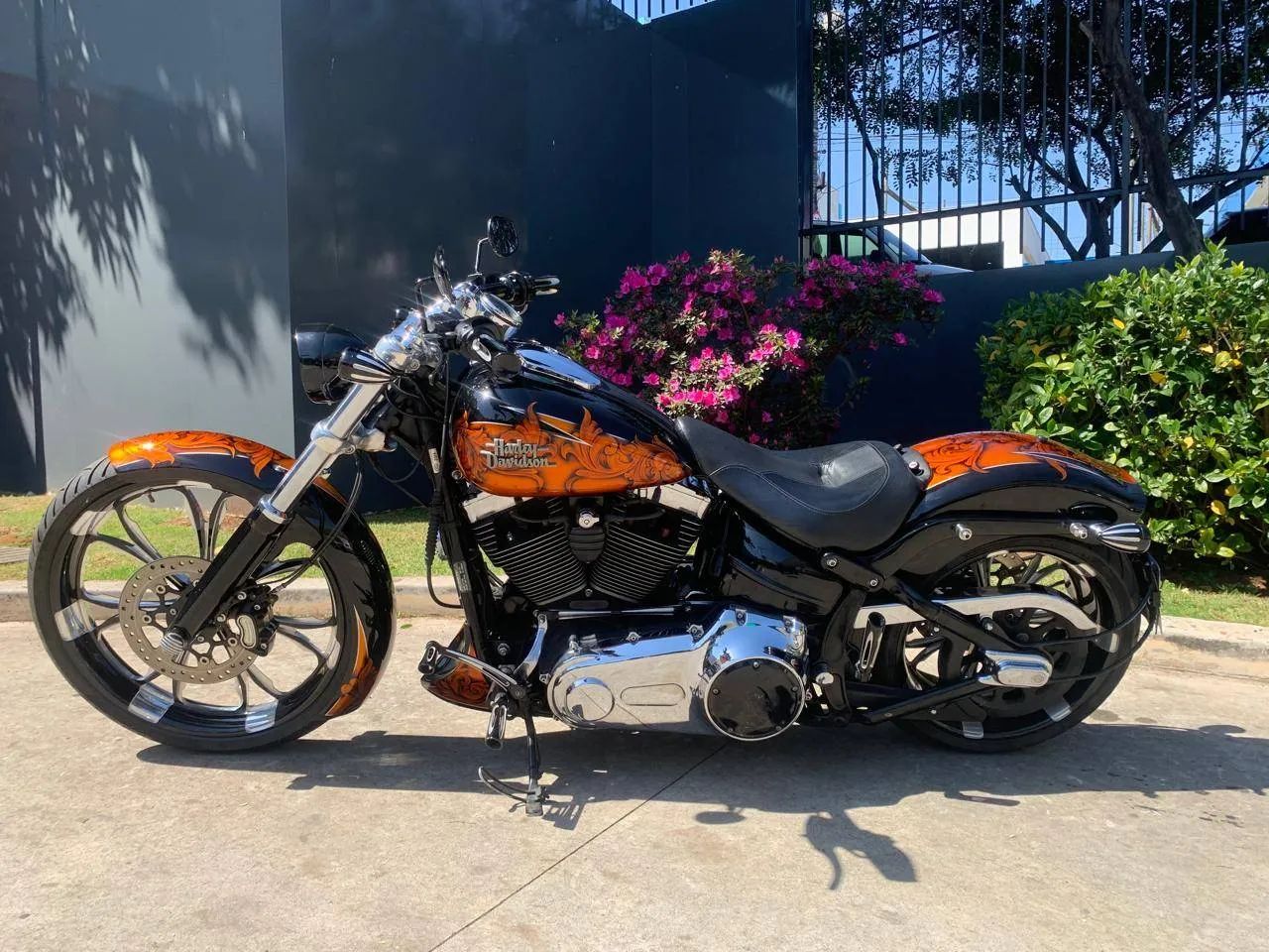 HARLEY-DAVIDSON SOFTAIL BREAKOUT