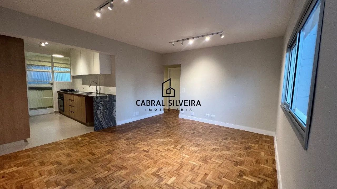 Apartamento Recém-Reformado com 3 Dormitórios à Venda em Moema