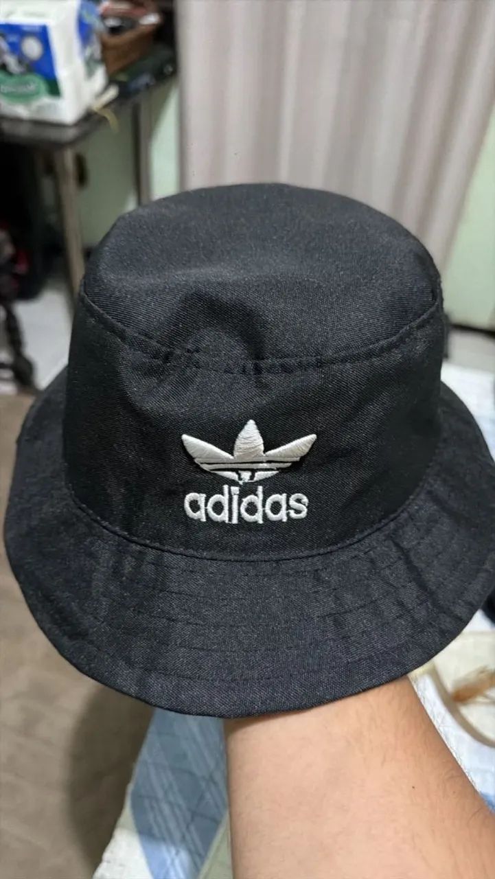 Chapéu bucket preto da Adidas