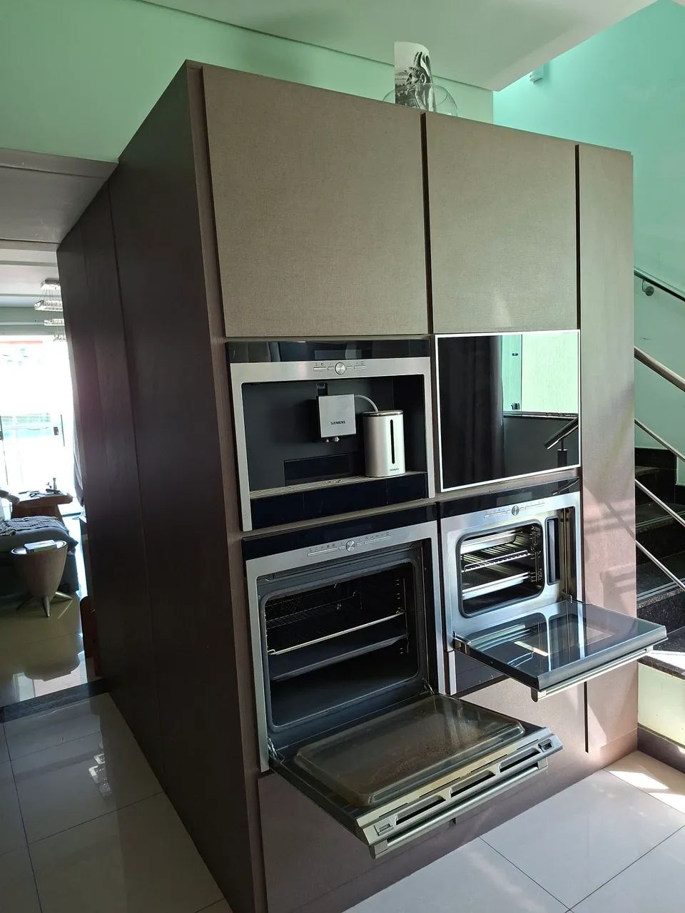 1 cafeteira . 1 forno. 1 forno a vapor 1 aquecedor de alimentos. Incluido armario grátis.  - Foto 2