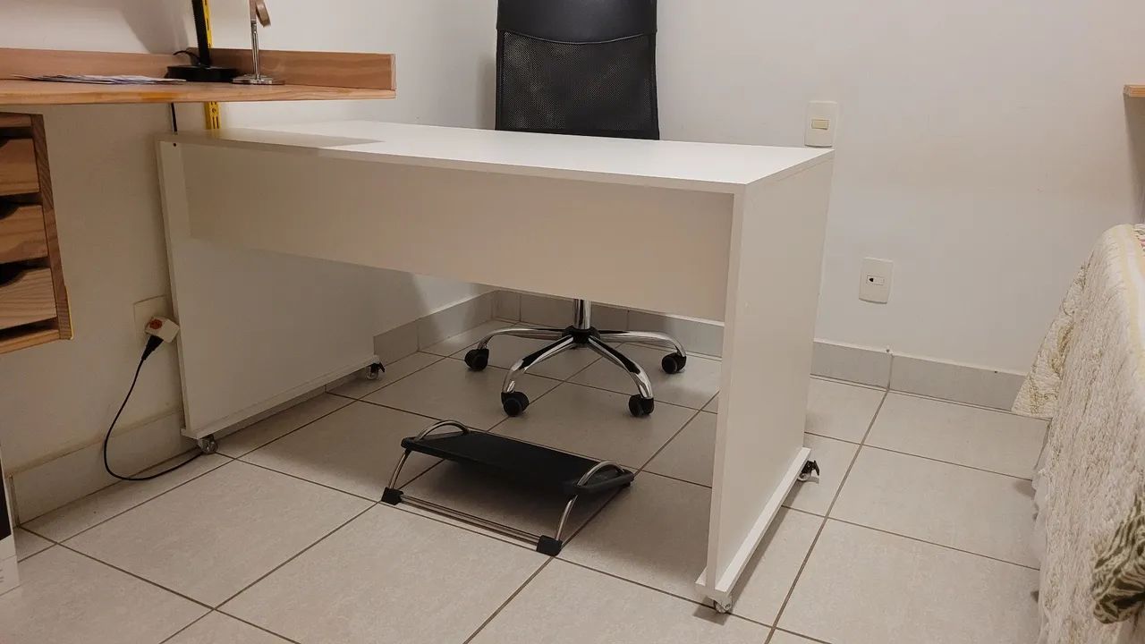 Mesa branca com rodinhas - Foto 2