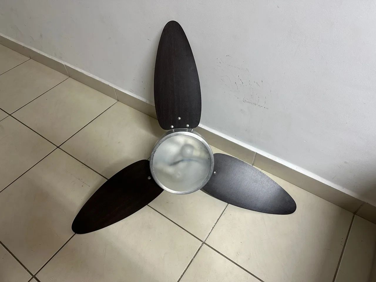 Desapego ventilador de alumínio e madeira de parede.  - Foto 3