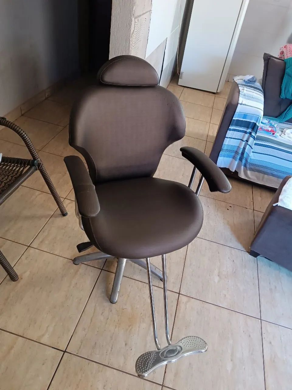 CADEIRA DE SALÃO COM ALGUNS DETALHES 
