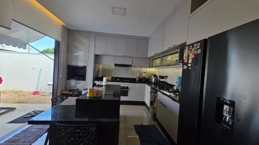 CASA MODERNA EM CONDOMÍNIO.