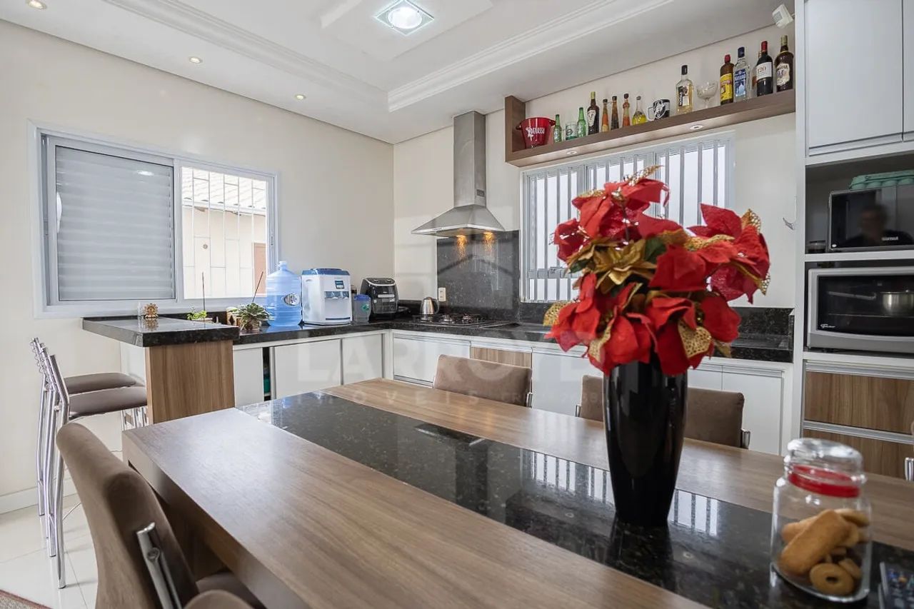 Casa semimobiliada à venda com espaço externo - Foto 4