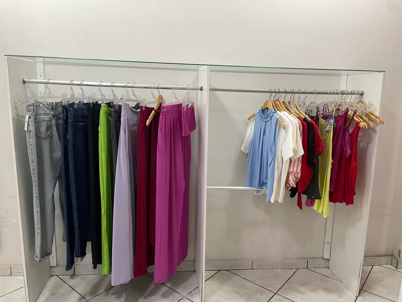 Arara de roupa com prateleira de vidro