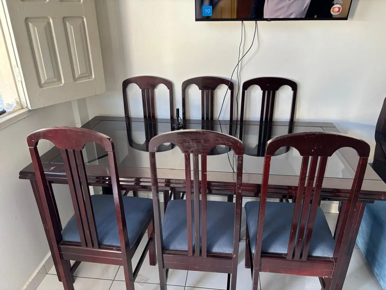 Mesa com cadeiras e armário  - Foto 4