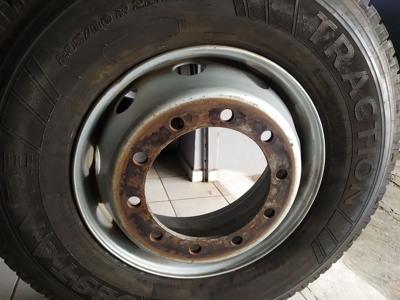 Pneu 295 /80 R 22.5 com roda seminovo - Foto 2