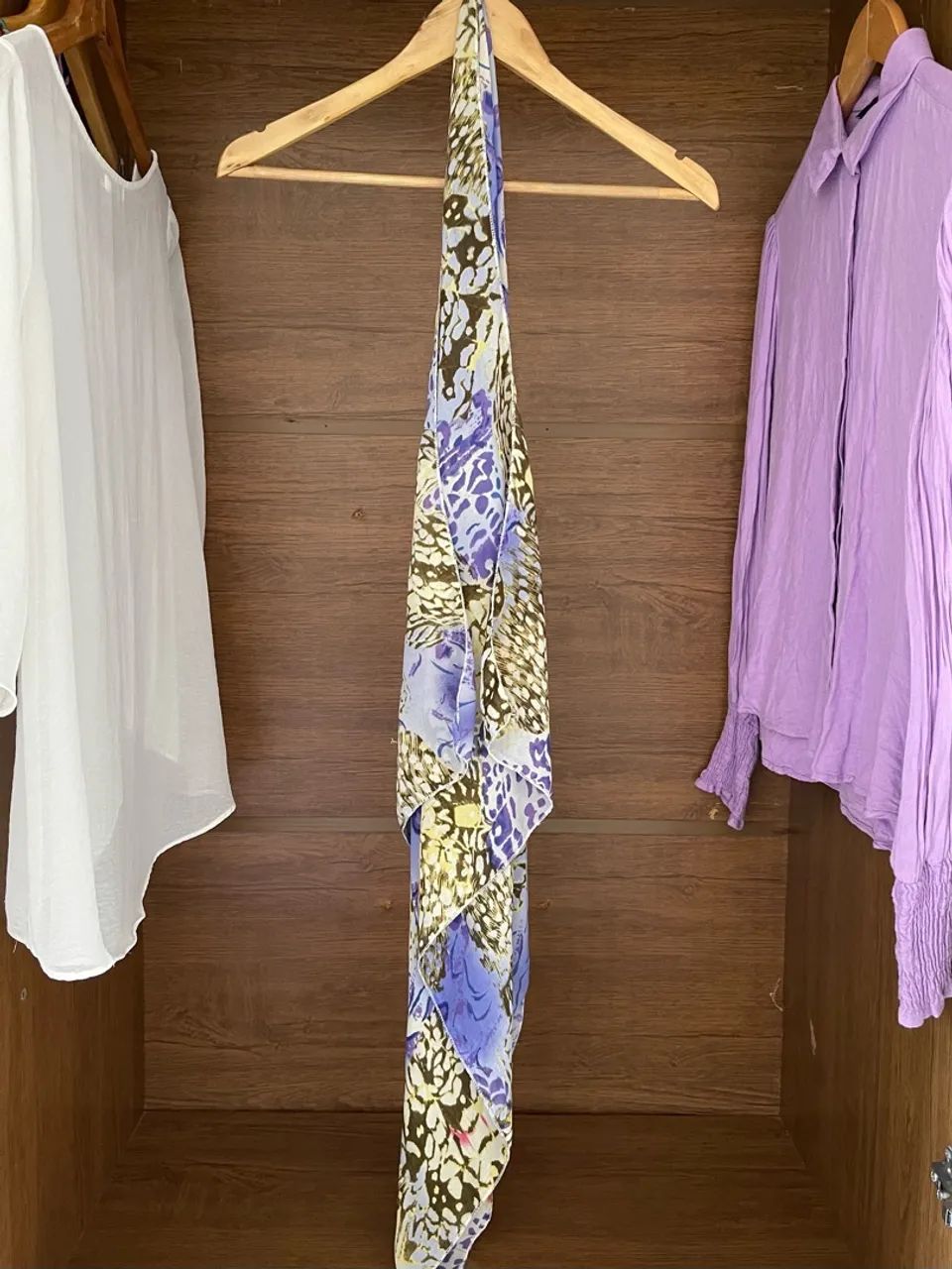 Kit com 3 blusas e 1 lenço - Foto 3