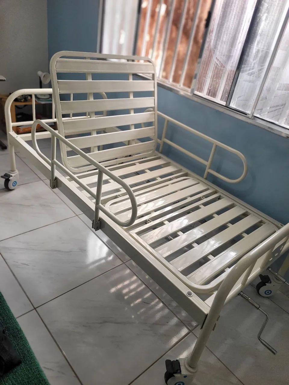 Cama Hospitalar 2 Manivelas Supermedy e Colchão Hospitalar D-28 com capa impermeável. - Foto 2