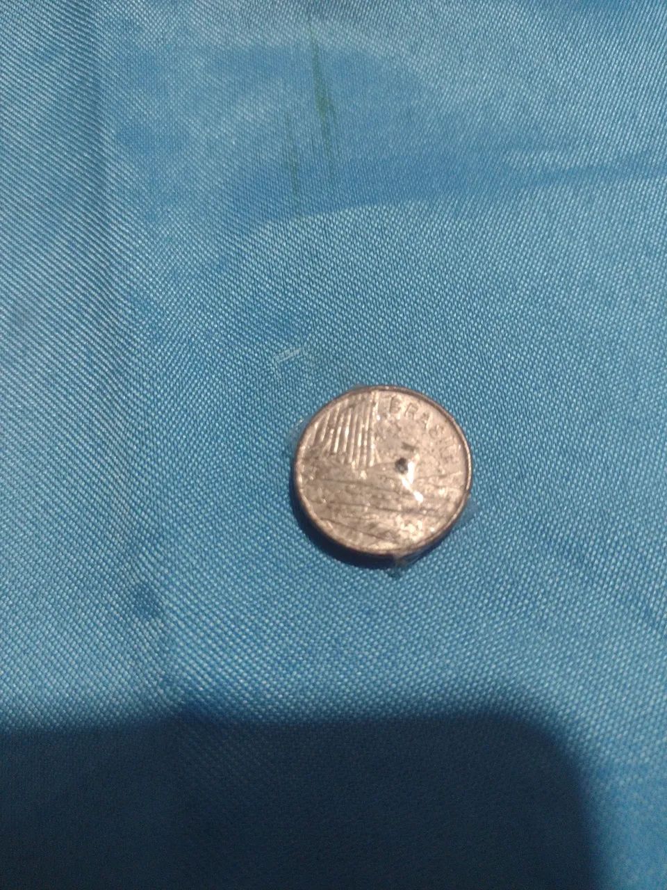  2 moedas antigas de 1 cruzeiro do ano 1981. - Foto 3