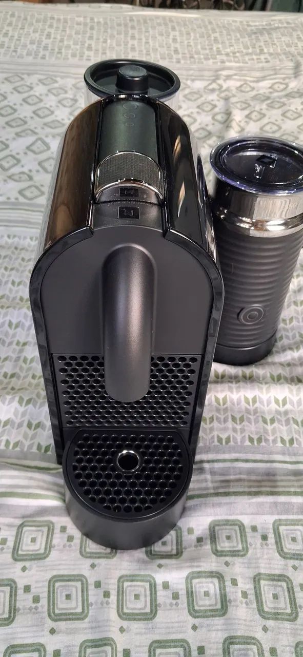Cafeteira automática compacta Nespresso Umilk D55