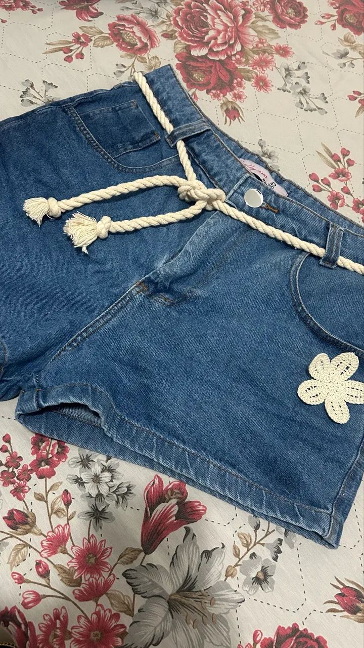 Short Jeans Feminino com Cordão e Flor  - Foto 3