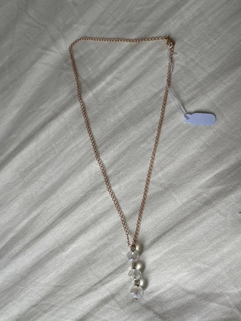 Colar dourado com 3 bolas de cristal 