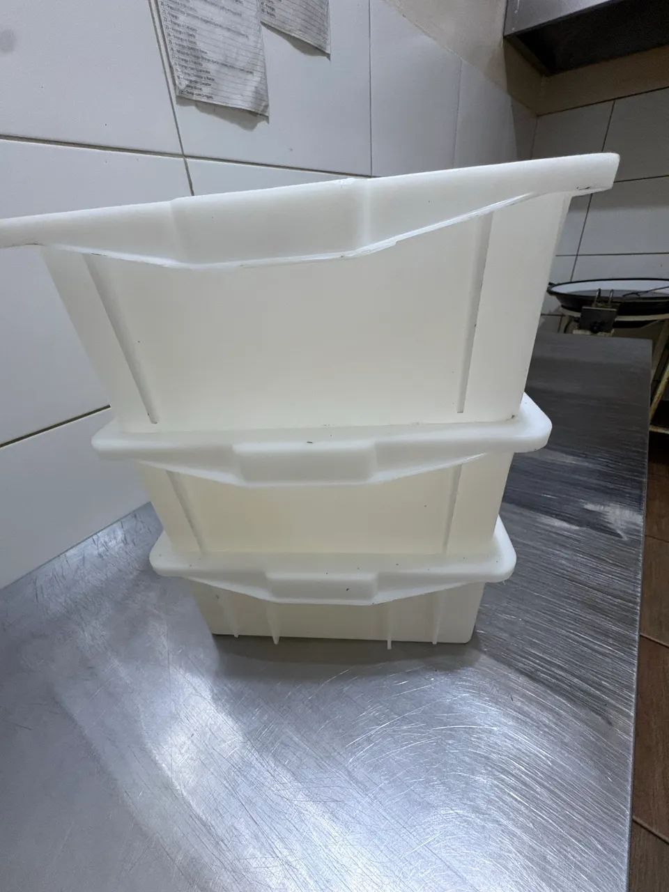 Caixa Plastica Preta 15 Litros Fechada Com Tampa - Foto 2