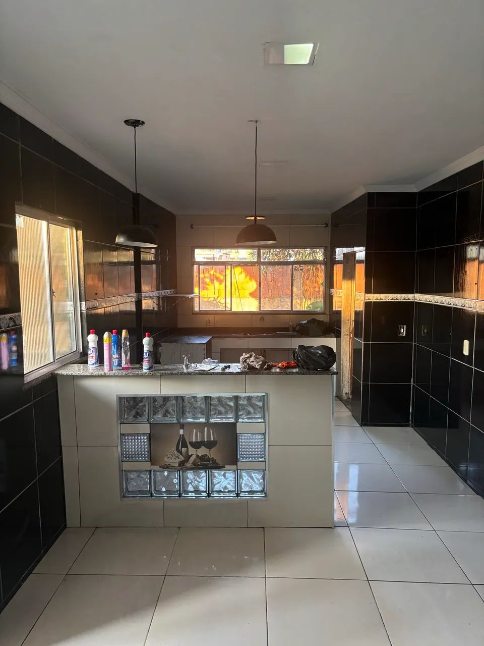 Alugo casa  com 3 quartos. 