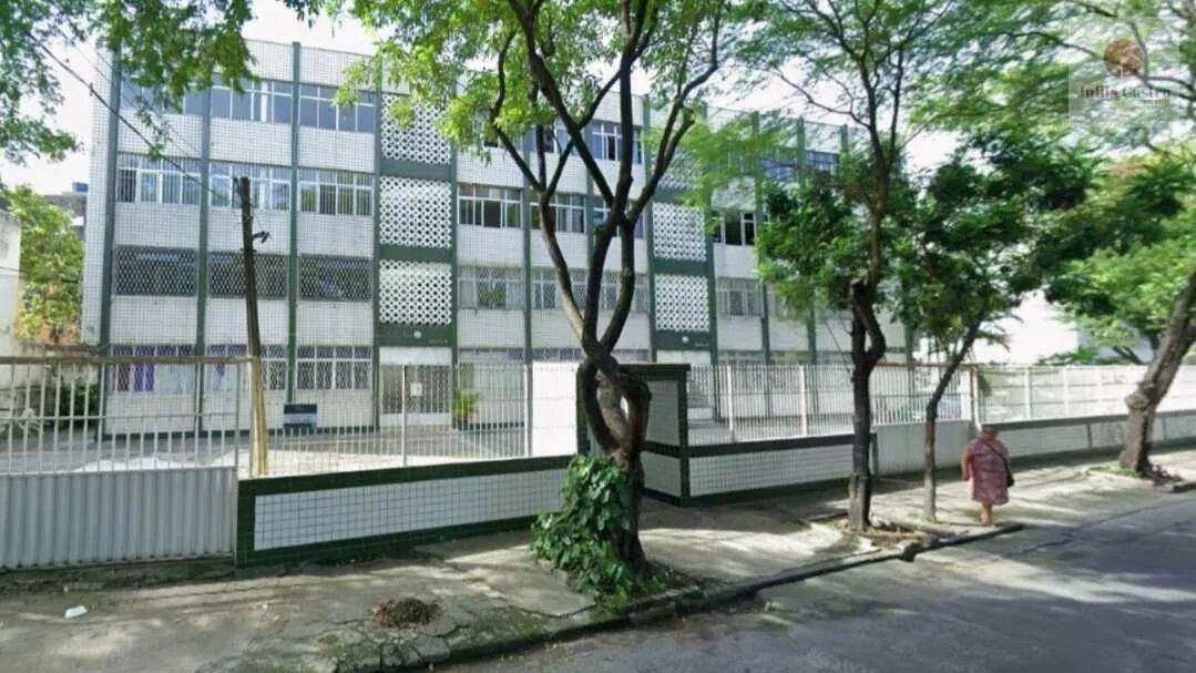 VENDO ÓTIMO APARTAMENTO COM 04 QUARTOS NA ENCRUZILHADA - RECIFE