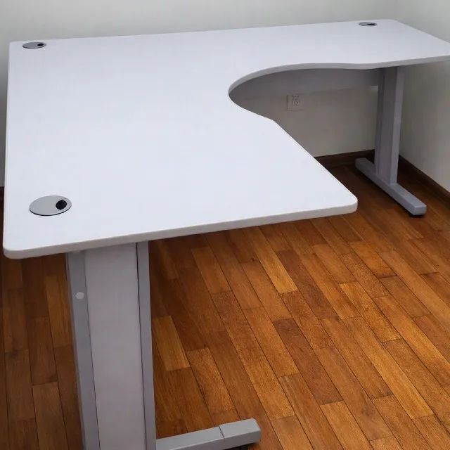 Mesa de escritório em formato de L