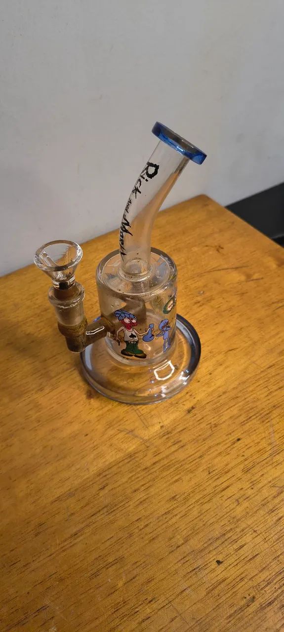 Peça artesanal em vidro ? modelo Rick & Morty - Foto 2