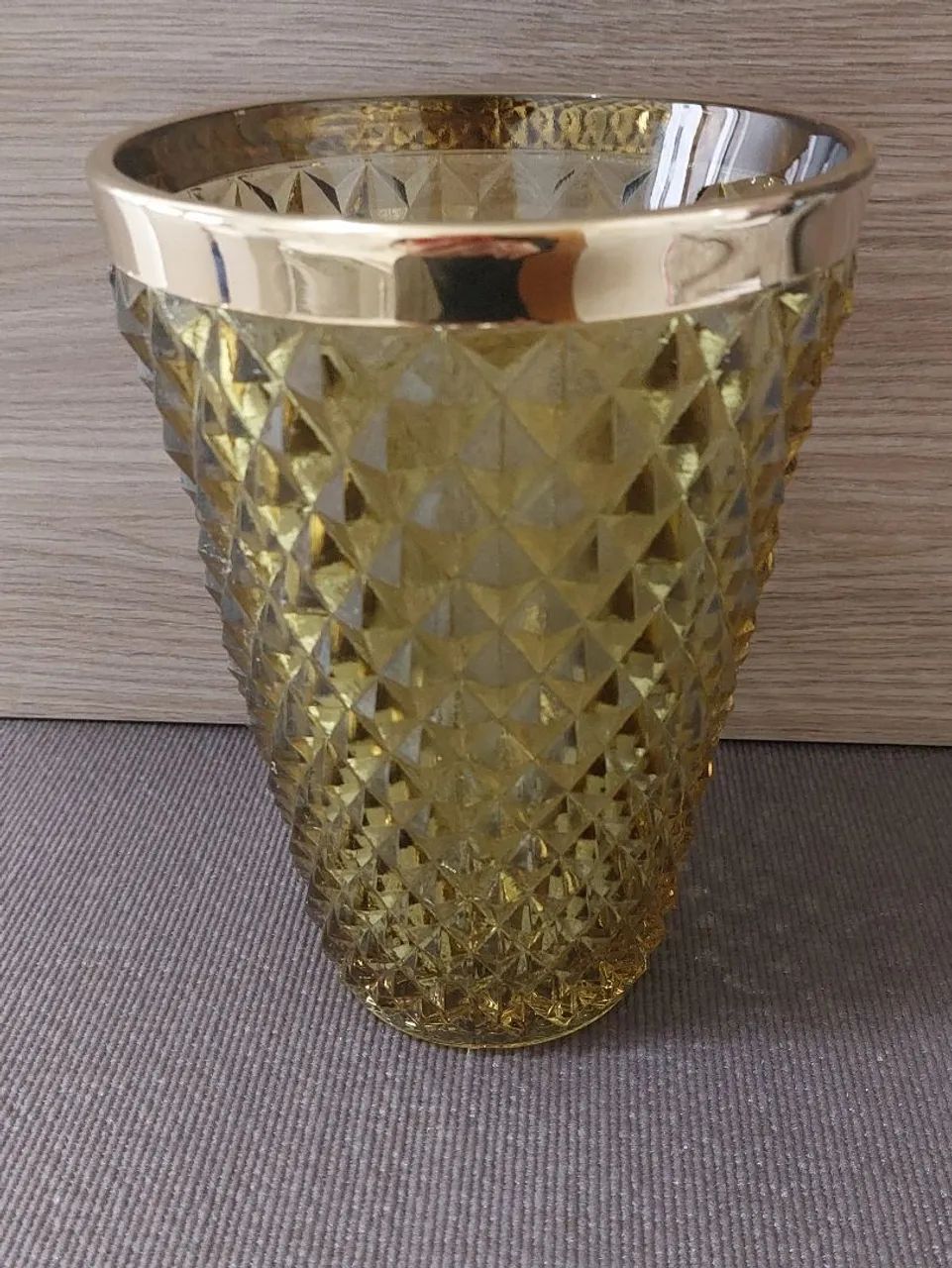 Lindo vaso bico de jaca com filete dourado 