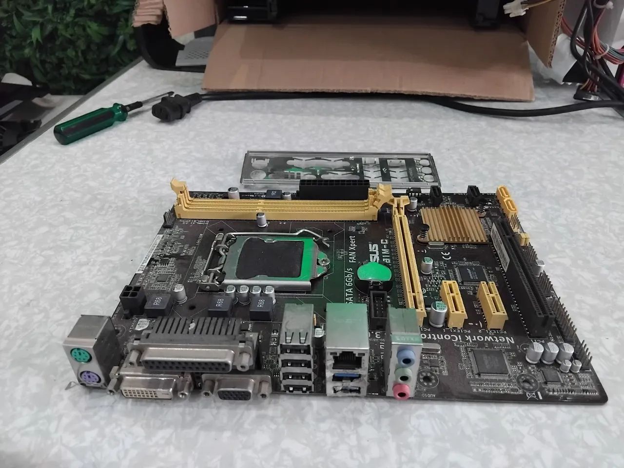 Placa mãe ASUS H81M-C Lga 1150 4 geração com espelho - Foto 2