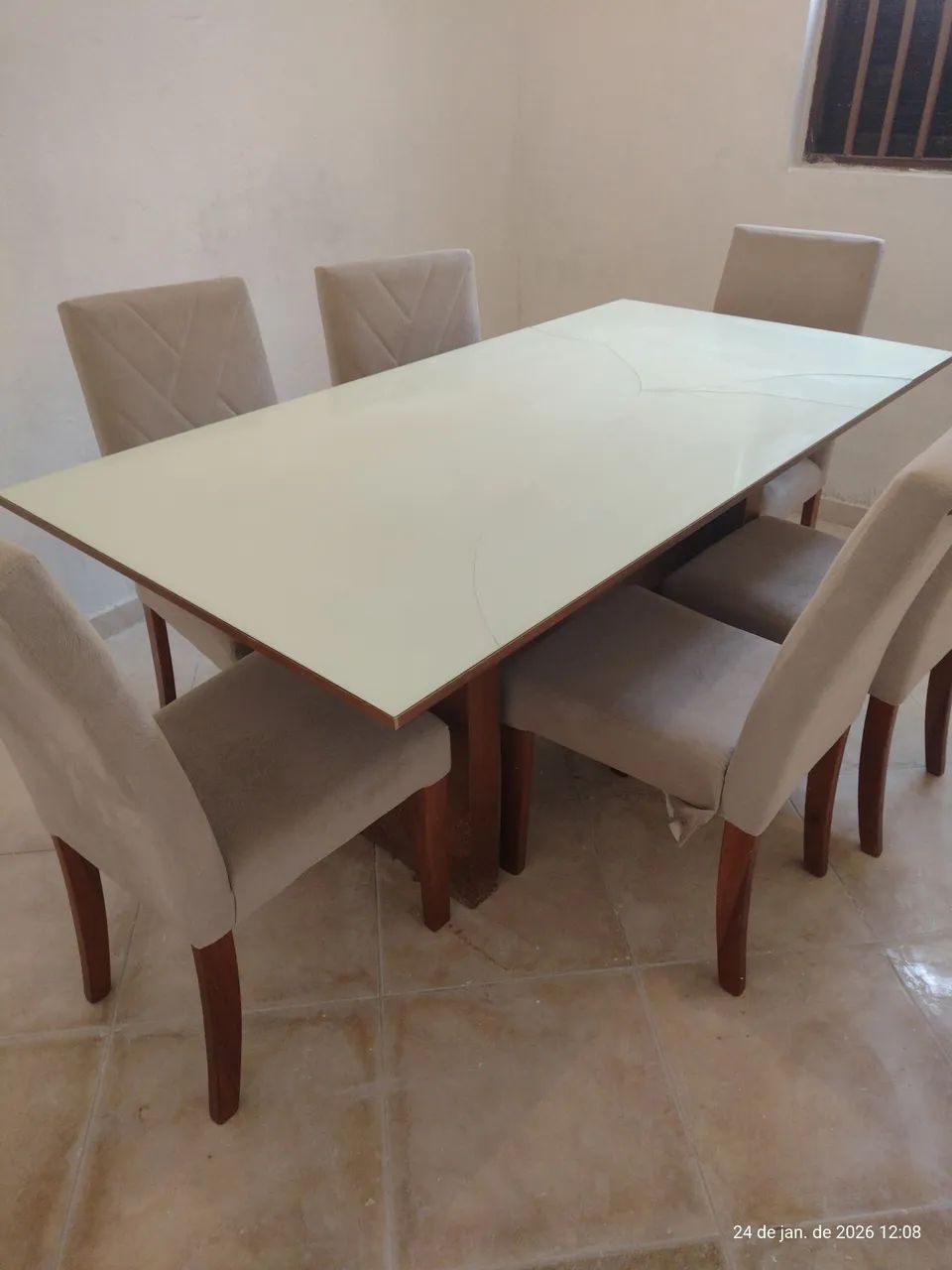 Mesa com 06 cadeiras 