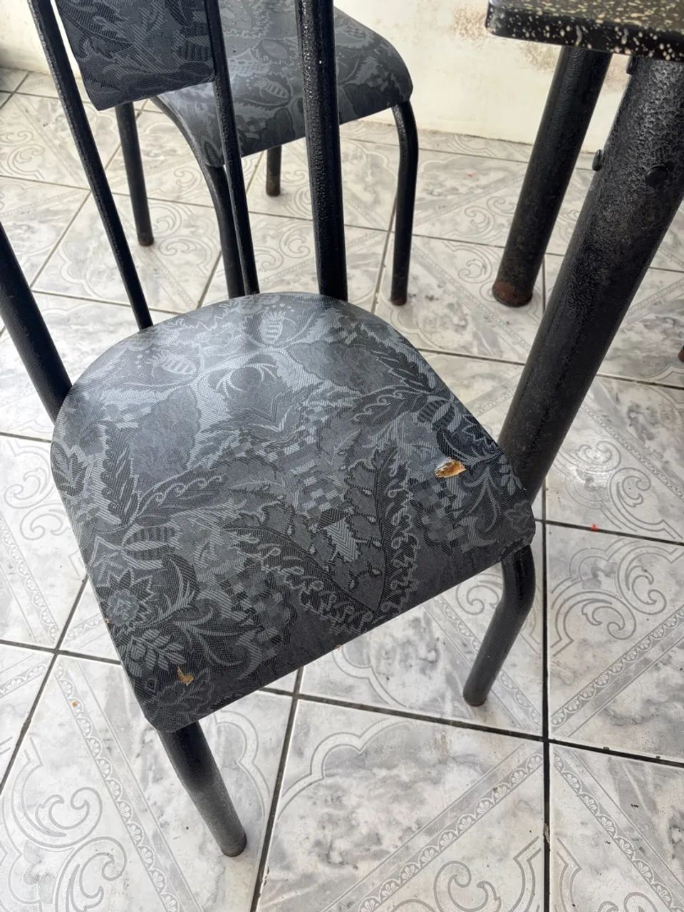 Vendo mesa com 4 cadeiras - Foto 3