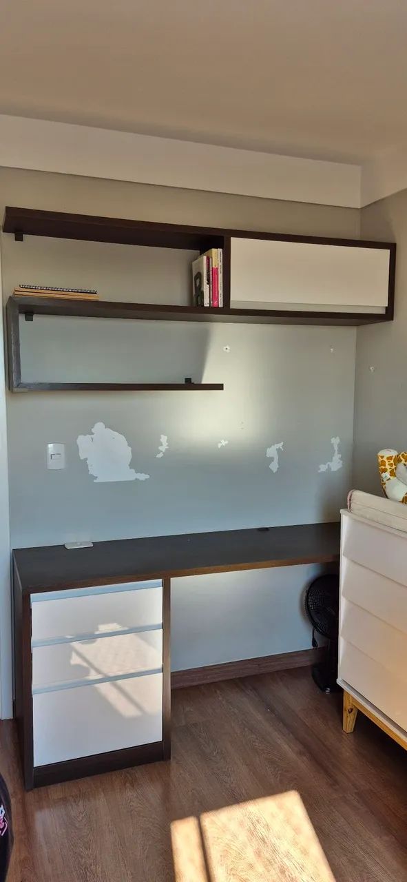 Mesa de escritório e prateleiras