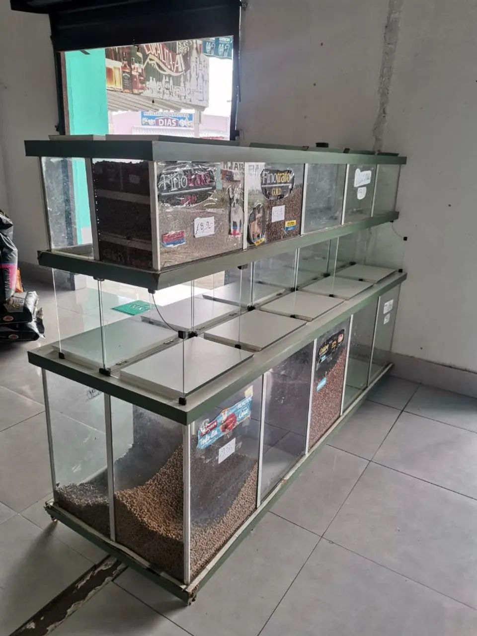 Vende expositor de ração e prateleiras 300,00  *