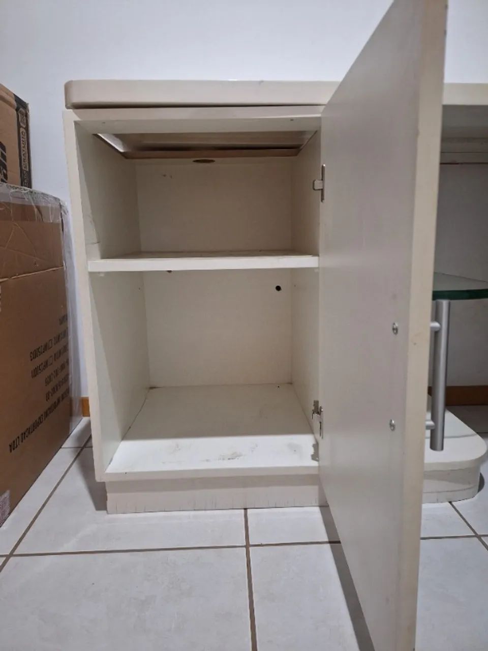 Bancada branca de madeira, formato em L, com armário integrado - Foto 3