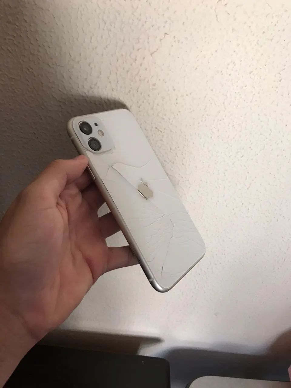 iPhone 11 apenas com a traseira quebrada  - Foto 2