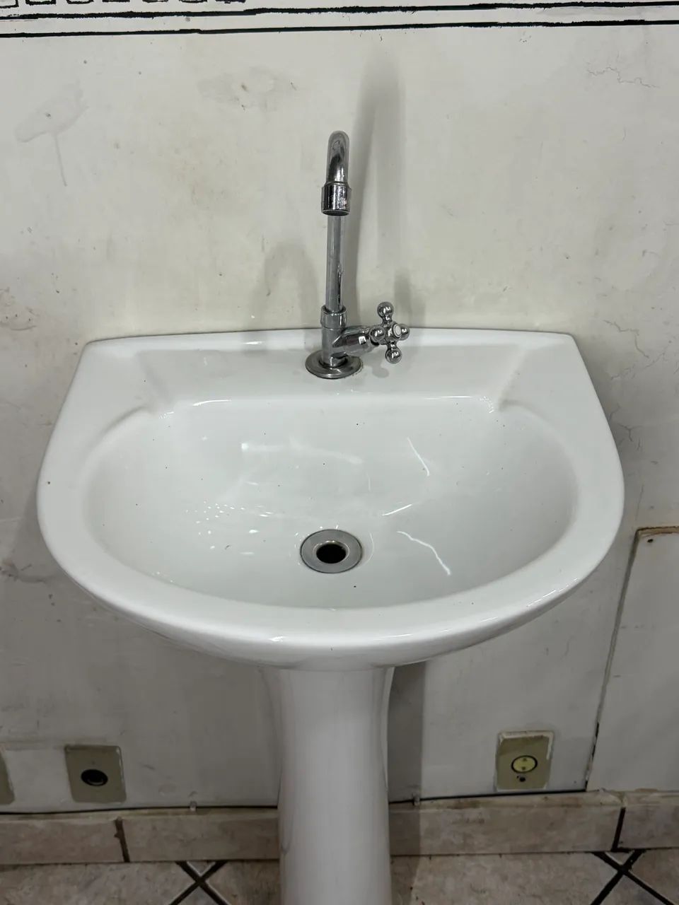 Lavatório com coluna + torneira celite 439340399896176641
