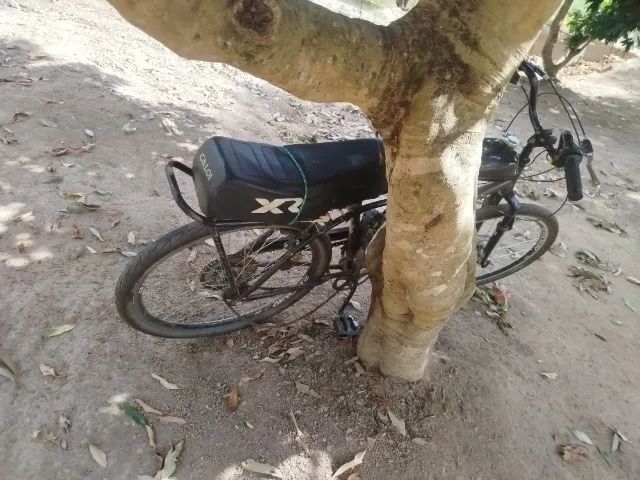 Uma bicicleta motorizada  - Foto 3