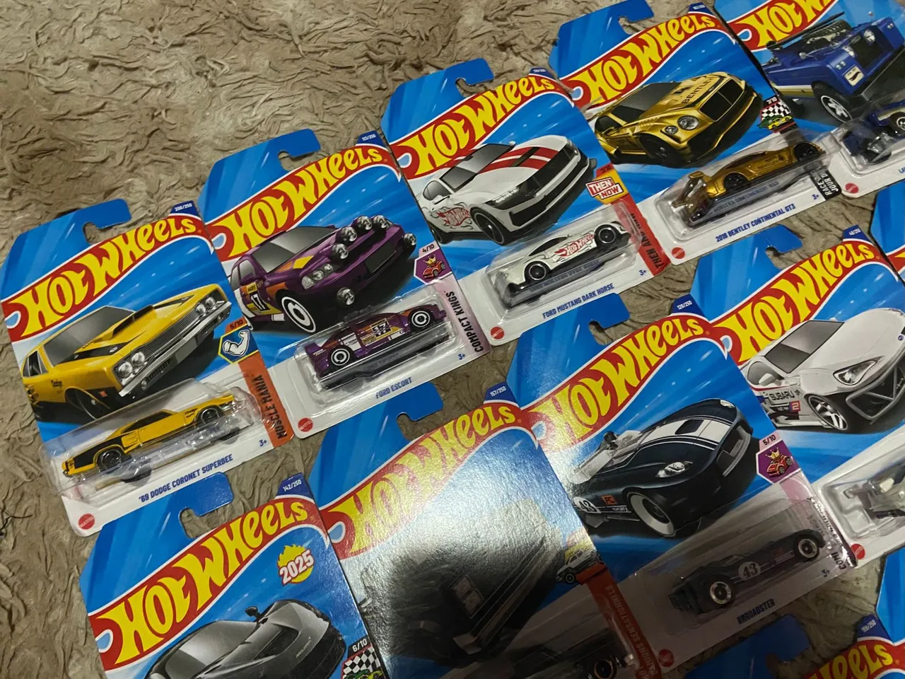 Lote de carrinhos hot Wheels, mini GT e kaido house - Brinquedos e