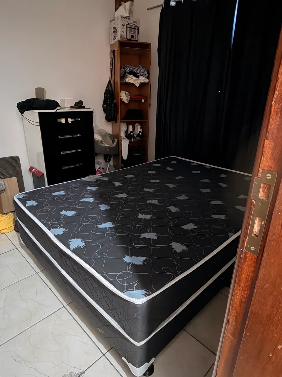 Cama de casal e cômoda