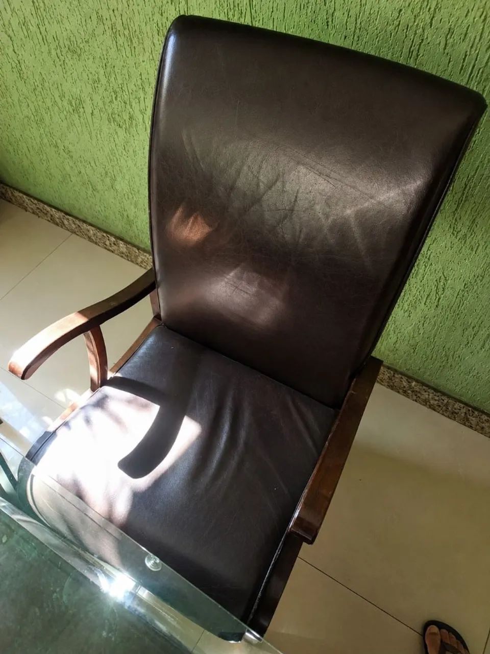 Mesa 8 cadeira em couro tampo de vidro  - Foto 3