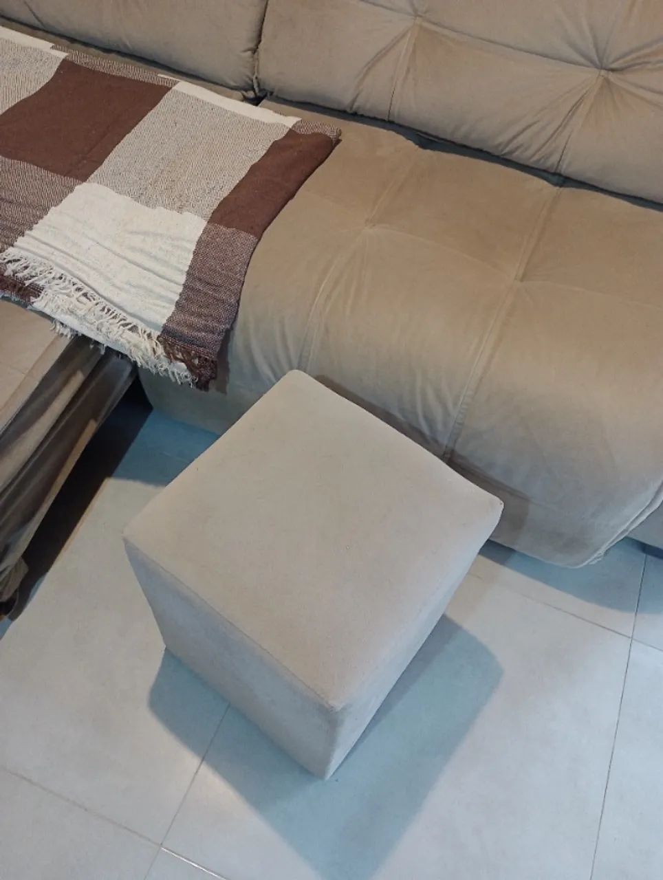 Sofá chaise retrátil, 2 lugares e encosto reclinável+ puff para pés. - Foto 2