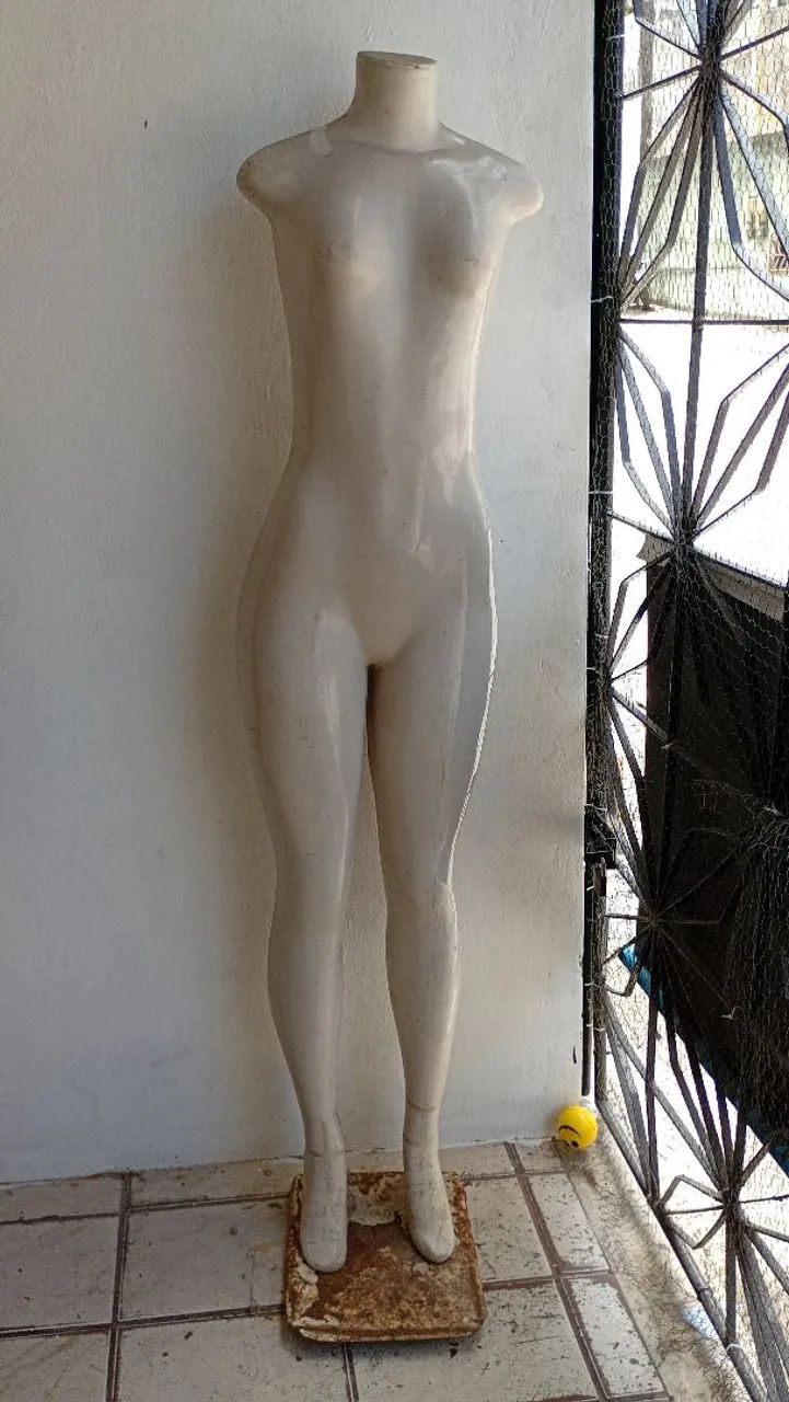 Manequins e estante 
