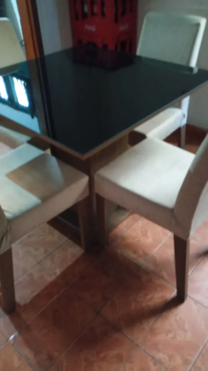 Vendo mesa com 4 cadeiras em excelente estado  - Foto 3