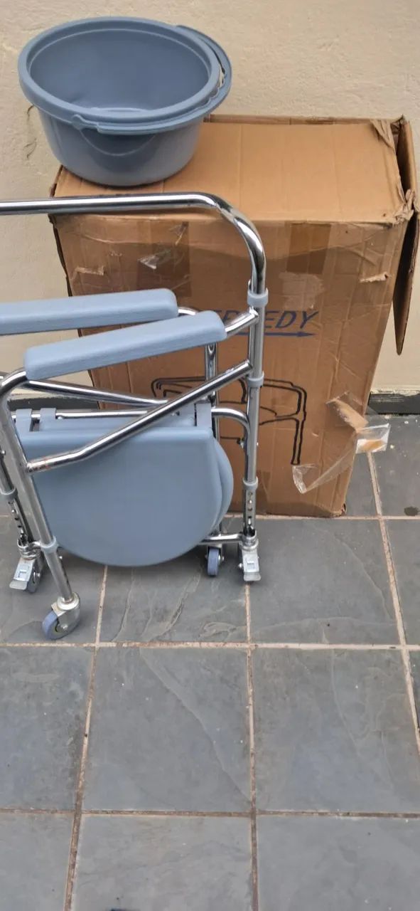 Cadeira de banho com assento sanitário  - Foto 2