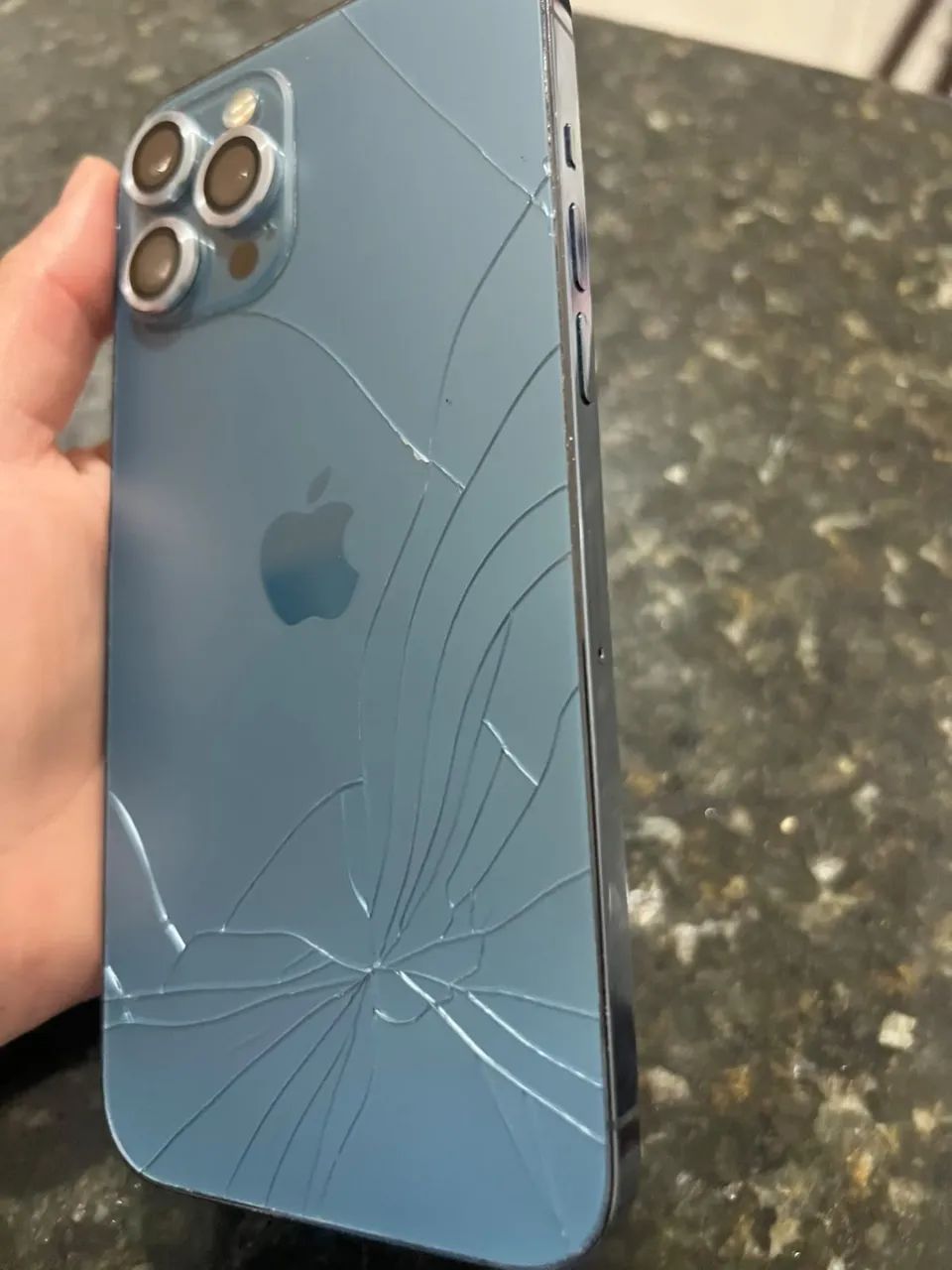 Vendo iPhone 12 Pro Max tá com a tampa traseira trincada 