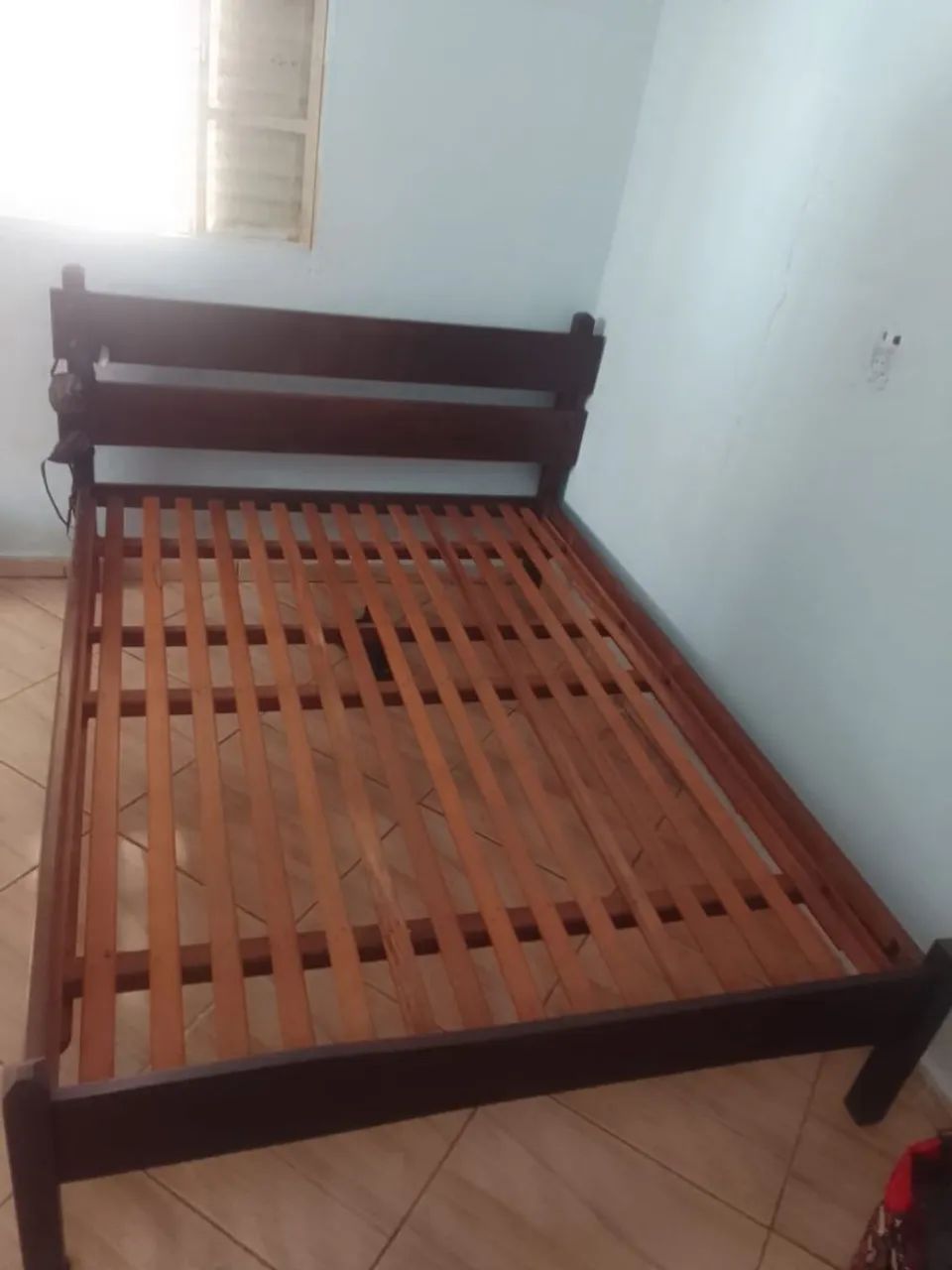 Cama de casal, madeira antiga e boa  - Foto 3