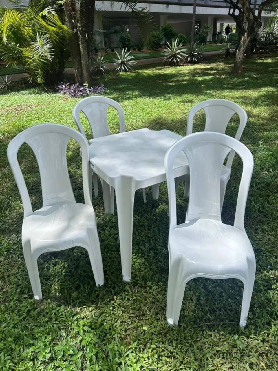 Conjunto Mesa e 4 Cadeiras de Plástico Jataí até 152kg