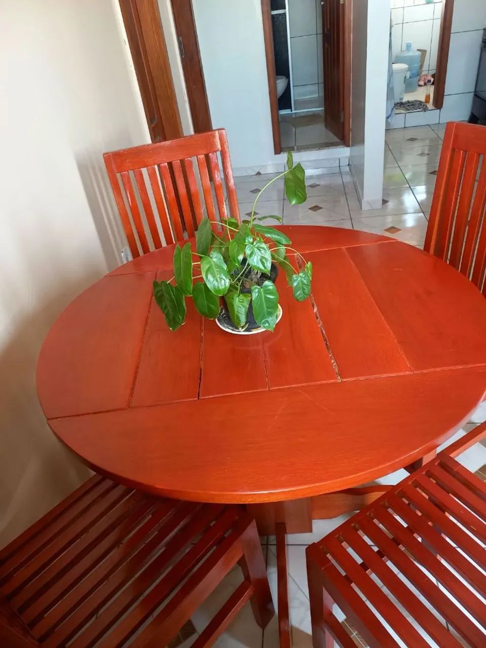 Mesa em andiroba,  circular,  com 4 cadeiras.  Com belo design.  - Foto 5