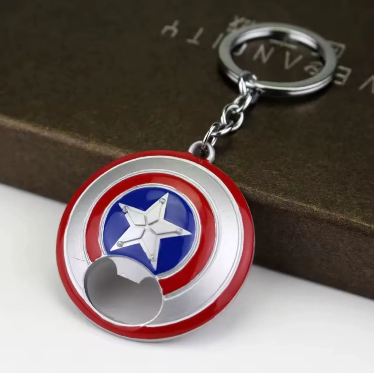 Chaveiro e Abridor de Garrafas Escudo Capitão América